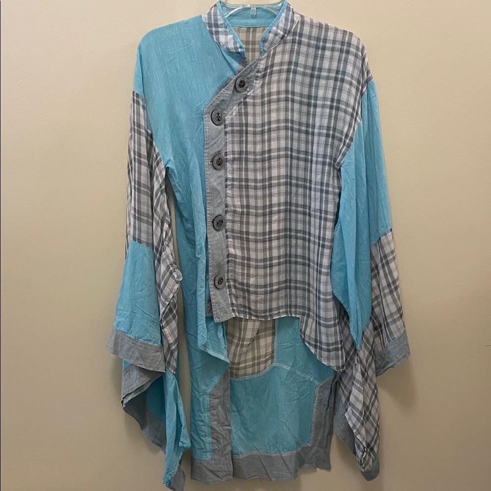Nuvula beautiful plaid wide arm elegant statement top size small